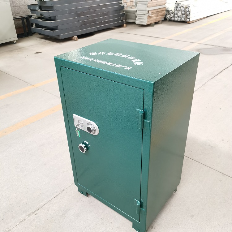 矿山爆破炸药箱包括箱门、前端连接有前插头的